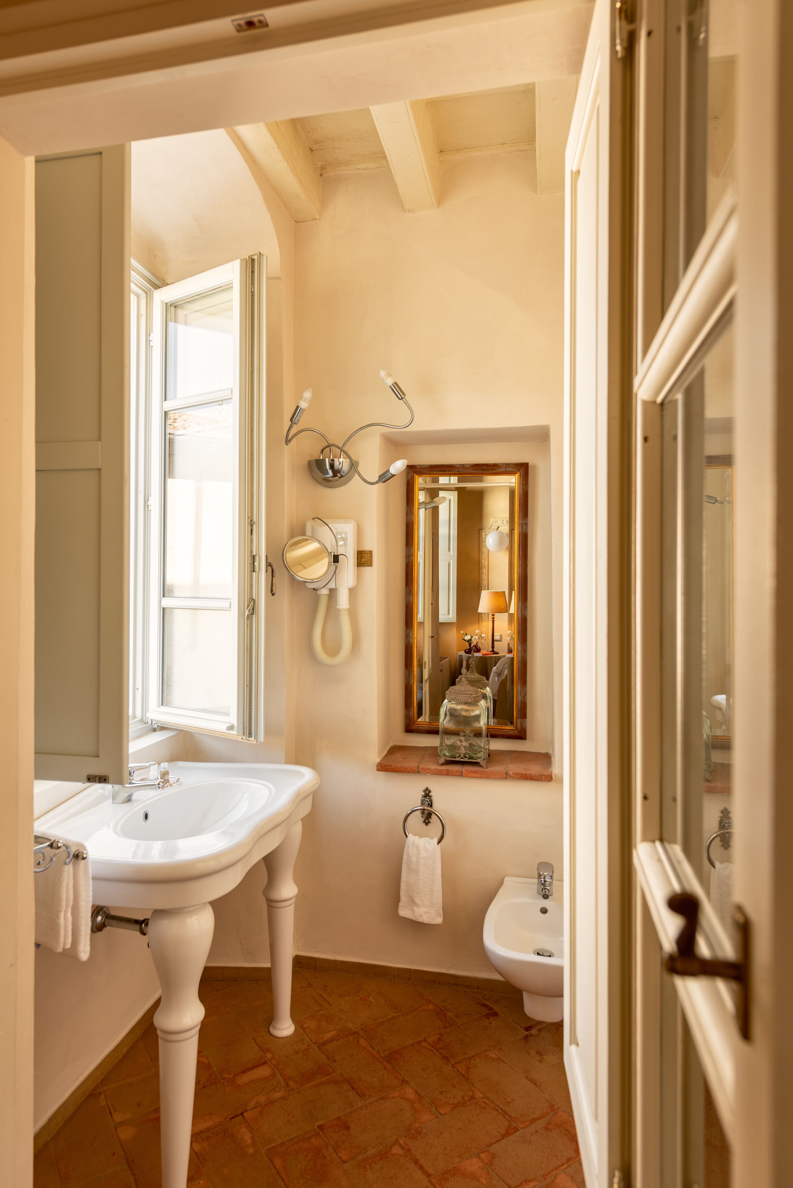 classic double room | bathroom | shower, free toiletries, hair dryer, towels