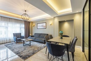 3 BEDROOM APARTMENT ANNEX | Oleskelualue | 40–tuumainen LCD-televisio, jossa satelliittikanavat