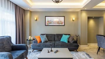 3 BEDROOM APARTMENT ANNEX | Area keluarga | Televisi LCD 40-inci dengan saluran TV satelit dan TV