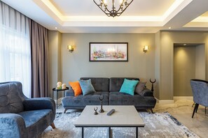 3 BEDROOM APARTMENT ANNEX | Area keluarga | Televisi LCD 40-inci dengan saluran TV satelit dan TV