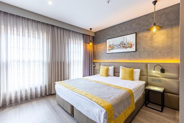 Annex Family Suite, 2 Bedrooms | 이집트산 면 시트, 고급 침구, 미니바, 객실 내 금고
