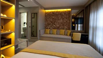 Annex Family Suite, 2 Bedrooms | Seprai katun Mesir, seprai premium, minibar, dan brankas