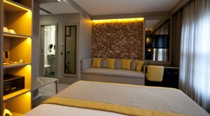 Annex Family Suite, 2 Bedrooms | Seprai katun Mesir, seprai premium, minibar, dan brankas