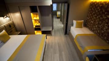 Annex Junior Family Suite, 2 Bedroom | Bộ trải giường bằng vải cotton Ai Cập, bộ đồ giường cao cấp, minibar