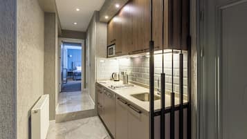 3 BEDROOM APARTMENT ANNEX | Cuisine privée | Bouilloire électrique