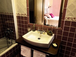 Camera doppia | Bagno | Combinazione doccia/vasca, vasca da bagno a immersione totale