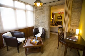 Suite | Materassi Select Comfort, una cassaforte in camera, una scrivania