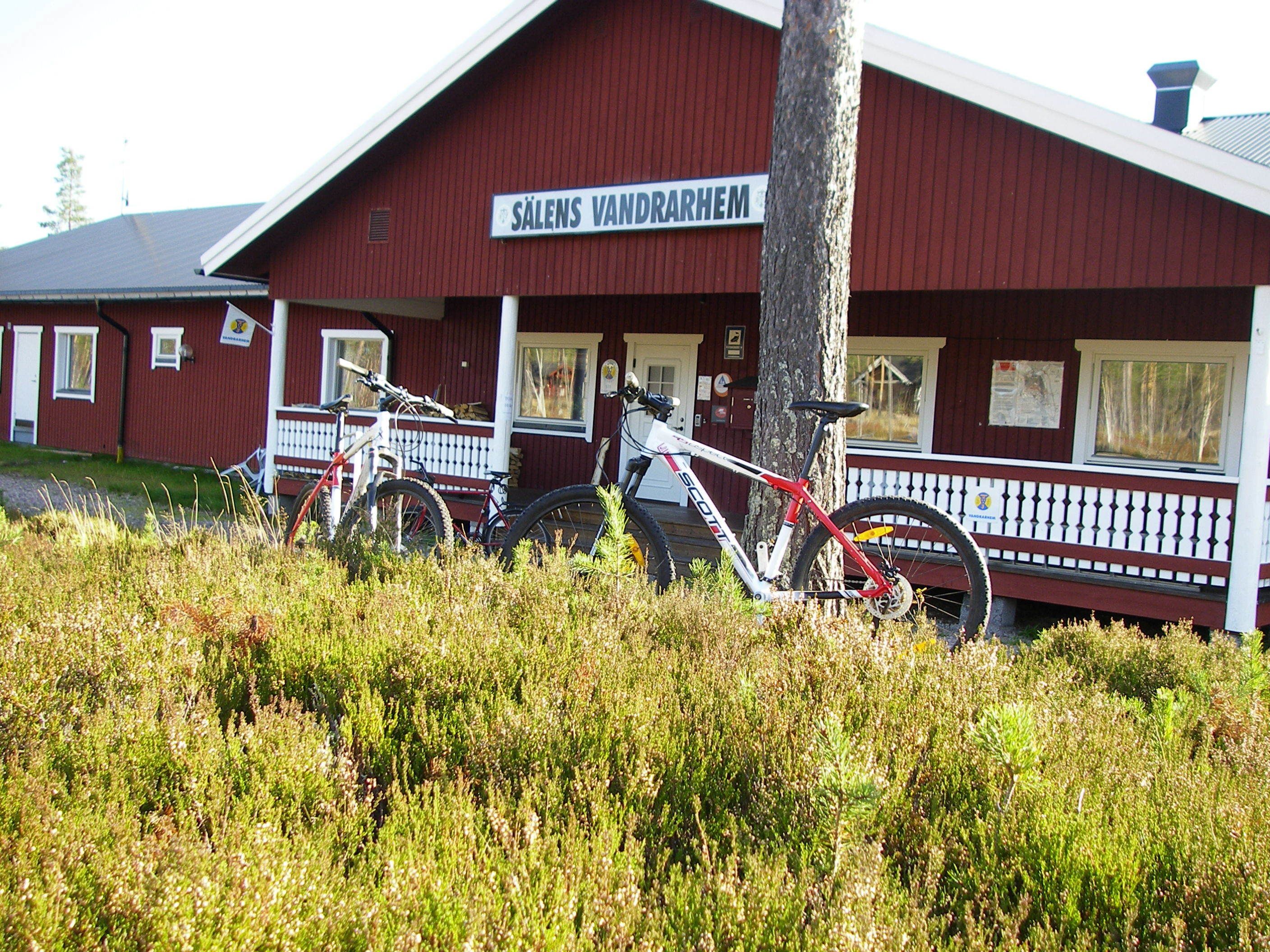 A red building with a sign reading "SÄLENS VANDRARHEM".