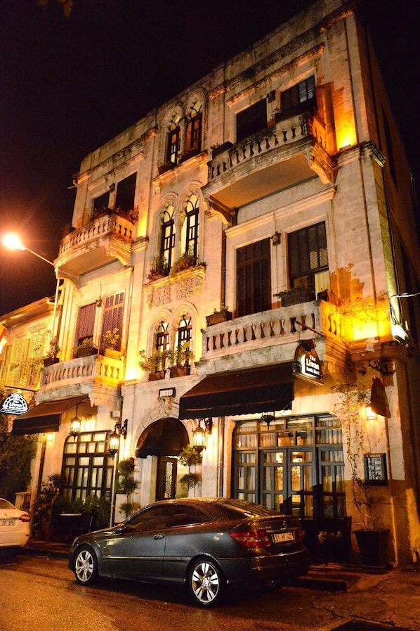 Façade de l’hébergement - soirée/nuit