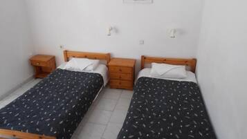 Kamar Triple | Meja kerja, tempat tidur lipat/tambahan, Wi-Fi gratis, dan seprai linen