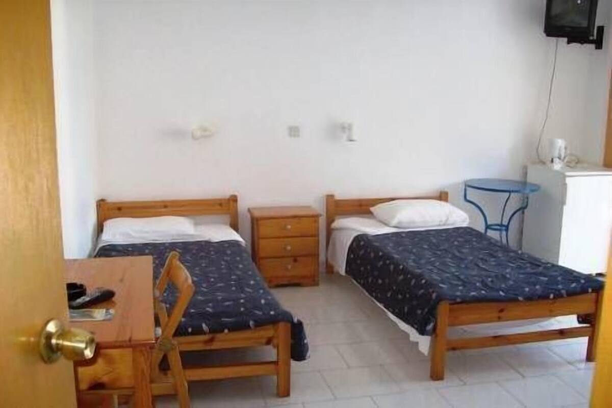 Triple Room | Desk, rollaway beds (surcharge), WiFi (free), bed sheets