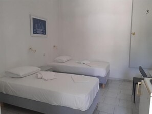 Escritorio, camas extra, wifi gratis y ropa de cama