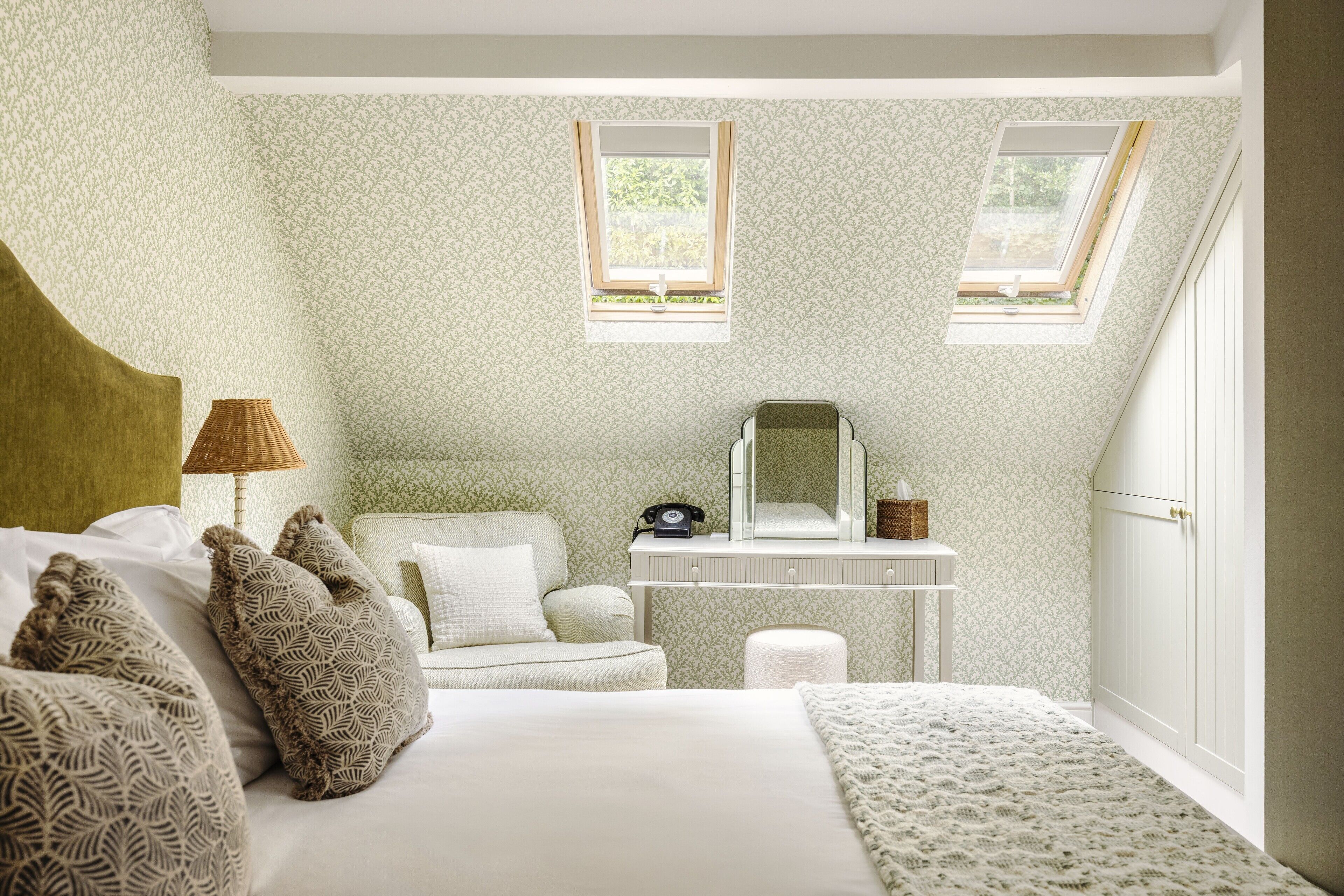 Water`s Edge Cottage (pet friendly) | 1 bedroom, hypo-allergenic bedding, in-room safe, desk