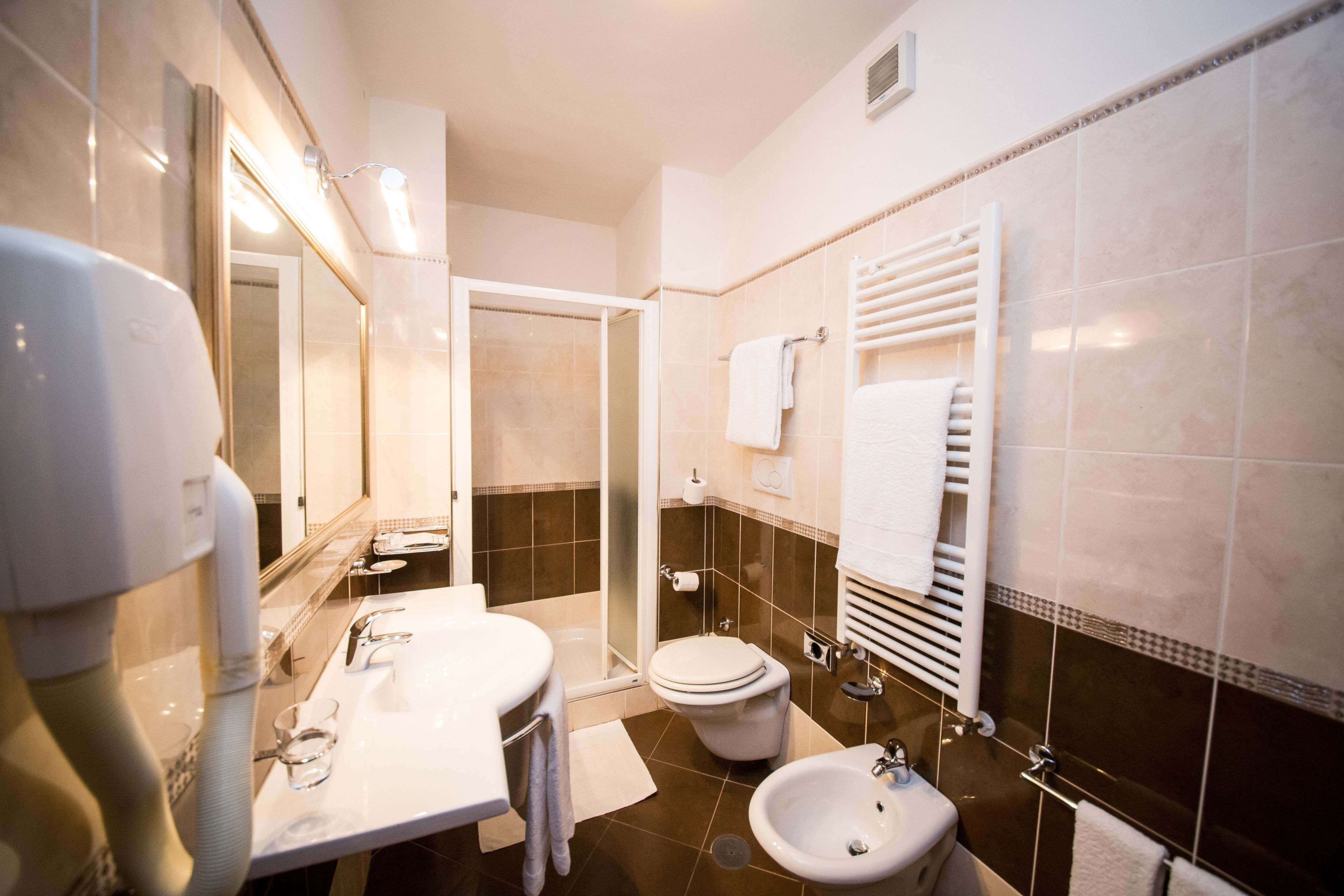 double room | bathroom | shower, free toiletries, hair dryer, bidet
