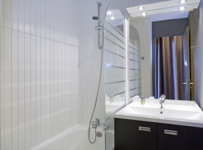Tina, amenidades de baño gratuitas, secadora de cabello, toallas 