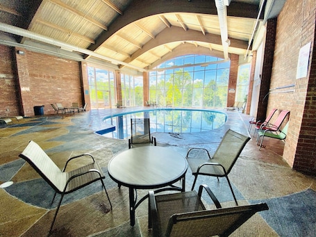 Indoor pool, seasonal outdoor pool. Howard Johnson by Wyndham Branson Theatre District
