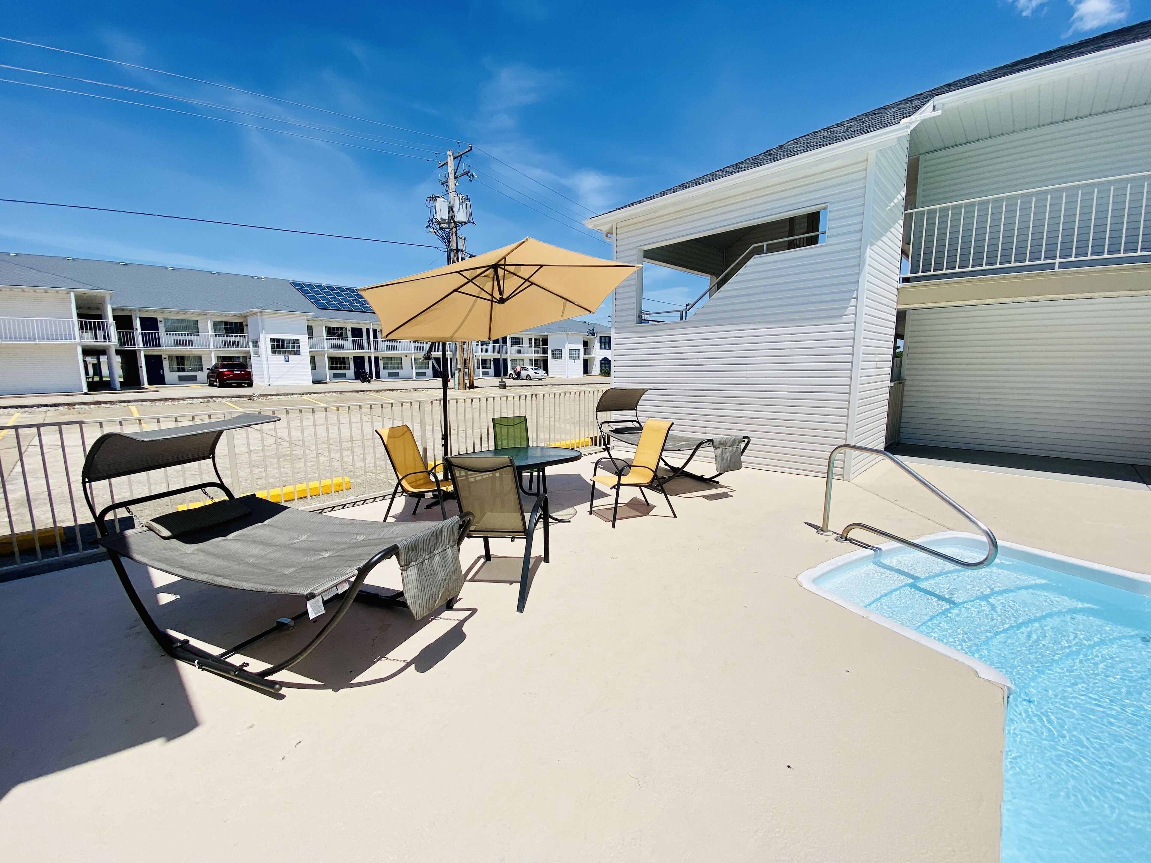 室内游泳池，季节性开放的室外游泳池