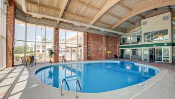 Kolam renang tertutup, kolam renang terbuka bermusim