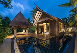 Outdoor pool, free cabanas, pool umbrellas