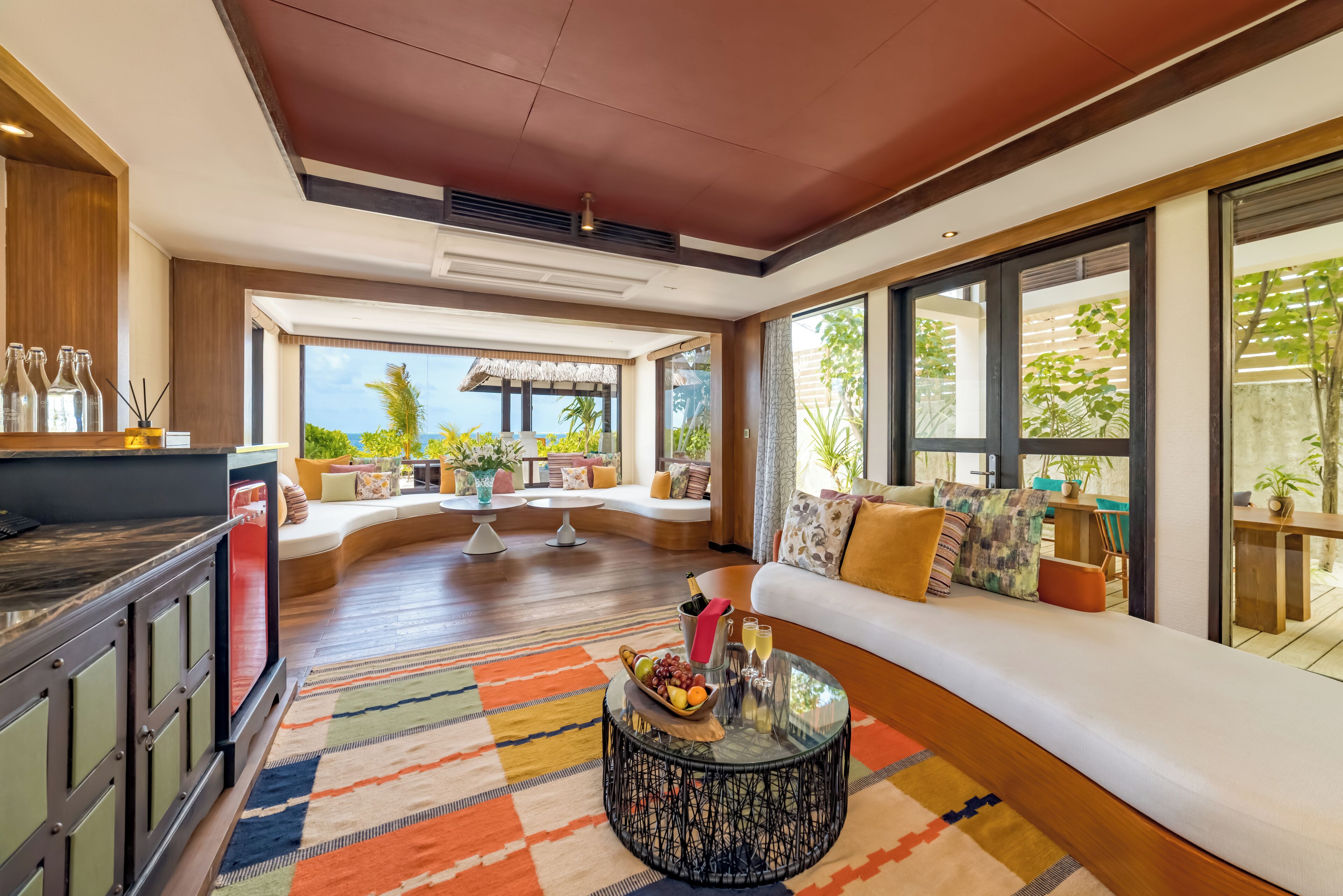 Signature Suite | Wohnbereich | 55-Zoll-LCD-Fernseher mit Satellitenempfang, Fernseher