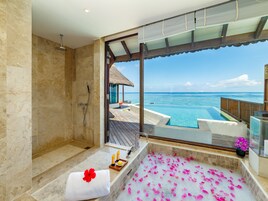 Ocean Suite with Private Pool | 浴室 | 独立的浴缸和淋浴、深泡浴缸、大花洒淋浴喷头、名牌洗护用品