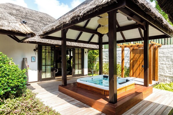 Deep soaking bathtub