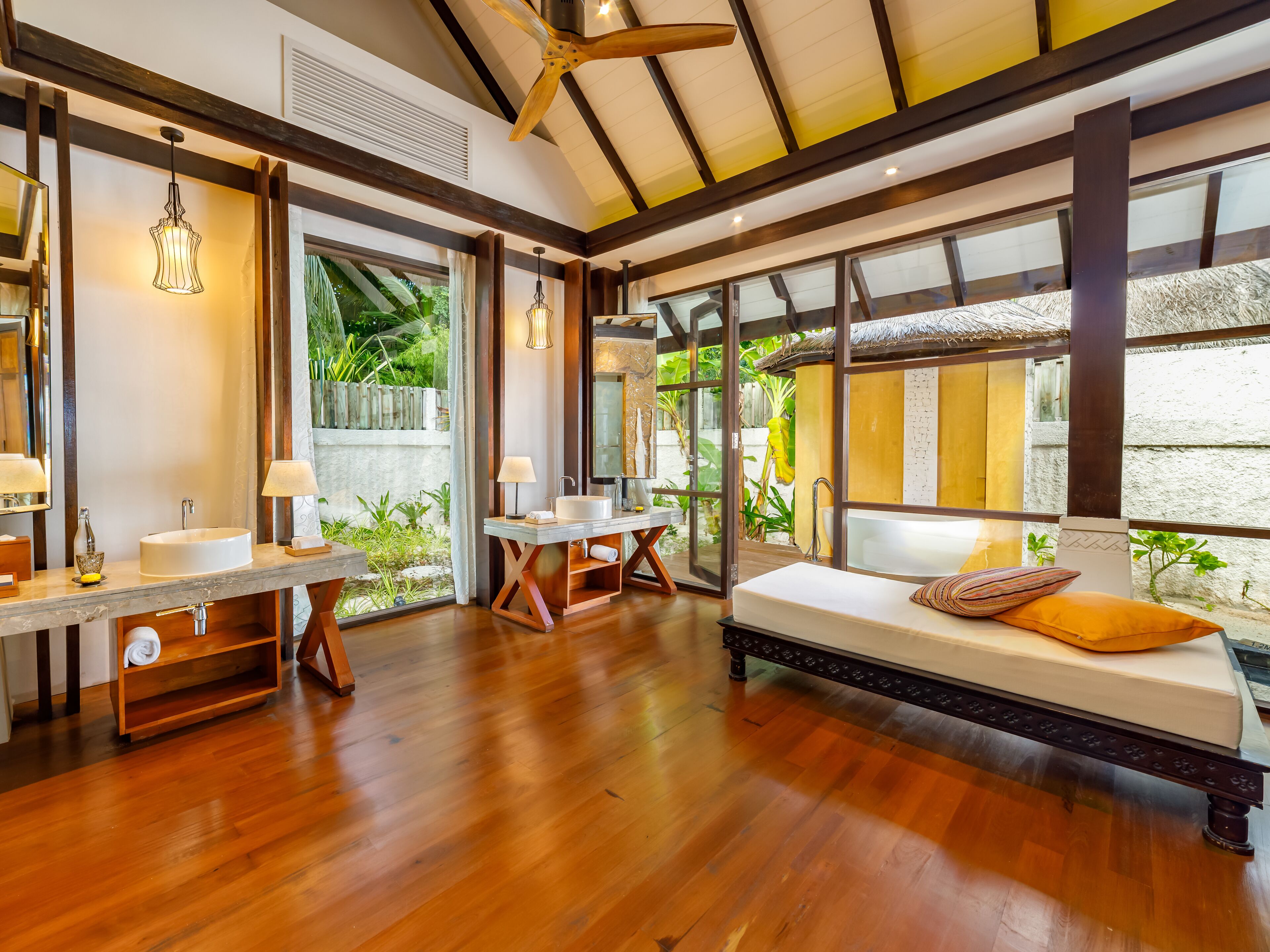 Bañera y ducha independientes y bañera profunda