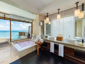Ocean Suite with Private Pool | Bagno | Vasca e doccia separate, vasca da bagno a immersione totale