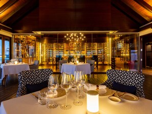 4 restaurants, breakfast and lunch served, international cuisine