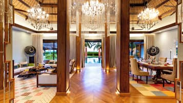 Signature Suite | Área de sala de estar | Televisión LCD de 55 pulgadas con canales vía satélite y televisión