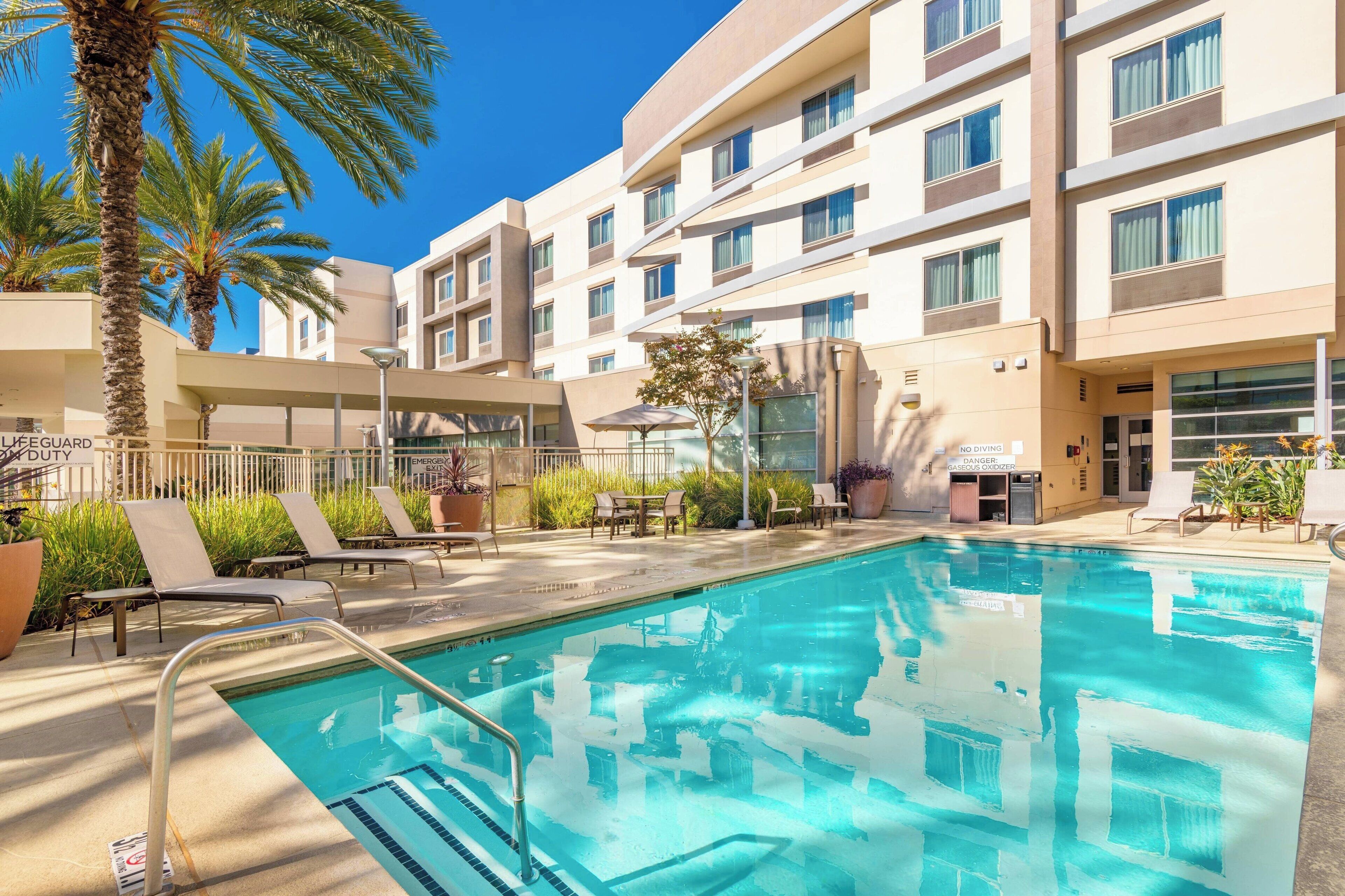 室外游泳池，開放時間為 06:00 至 22:00，提供日光浴躺椅