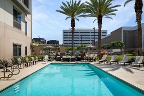 Outdoor pool, open 6:00 AM to 10:00 PM, pool loungers - Courtyard by Marriott Santa Ana Orange County (Santa Ana)