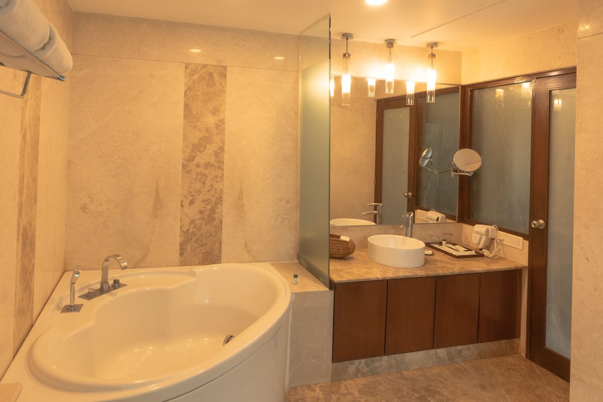 exclusive cottage, 1 double bed, lake view | 1 bedroom, egyptian cotton sheets, premium bedding, pillow-top beds