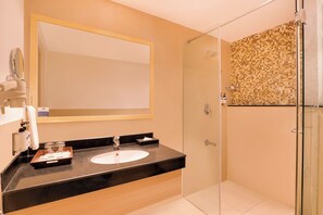 Dusche, kostenlose Toilettenartikel, Handtücher