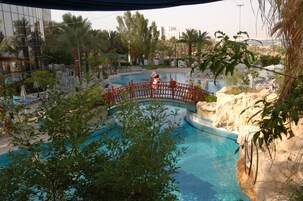 Una piscina techada, sombrillas
