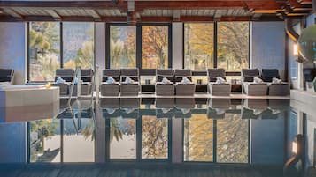 Innenpool, AuĂenpool, Sonnenschirme, LiegestĂŒhle