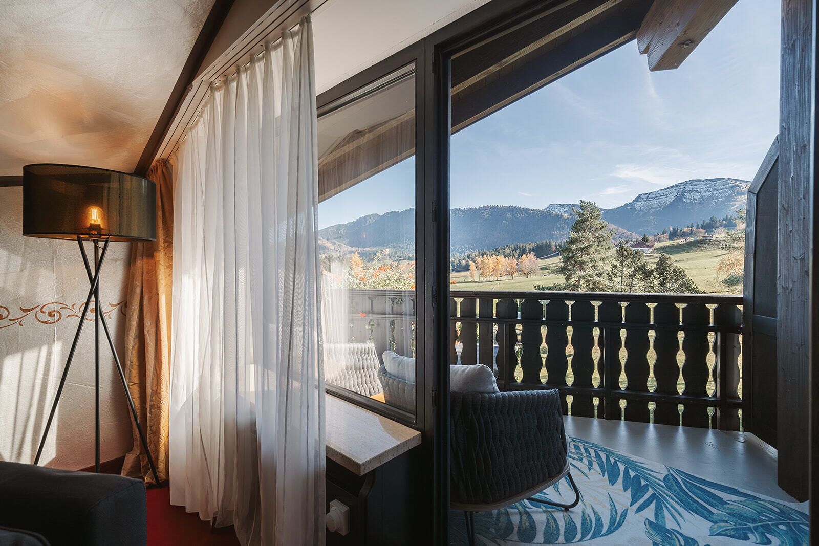 Junior Suite, 1 King Bed, Non Smoking, Mountain View (Studio)