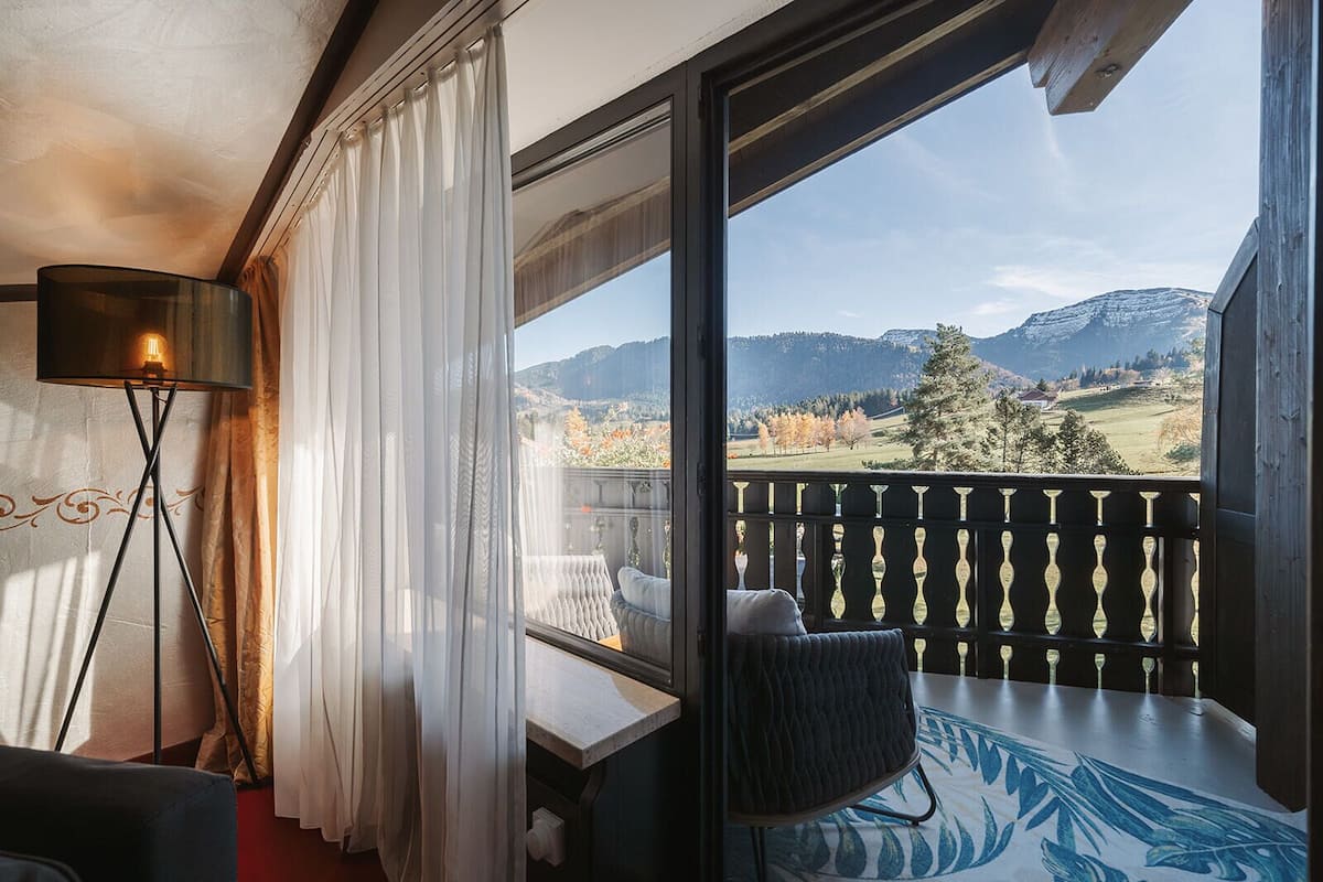 Suite – junior, 1 kingsize-seng, ikke-røyk, fjellutsikt (Studio) | Allergitestet sengetøy, minibar, safe på rommet og blendingsgardiner