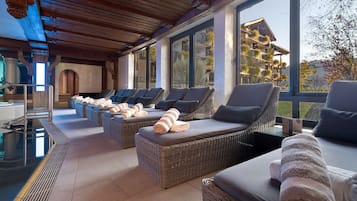 Innenpool, Außenpool, Sonnenschirme, Liegestühle