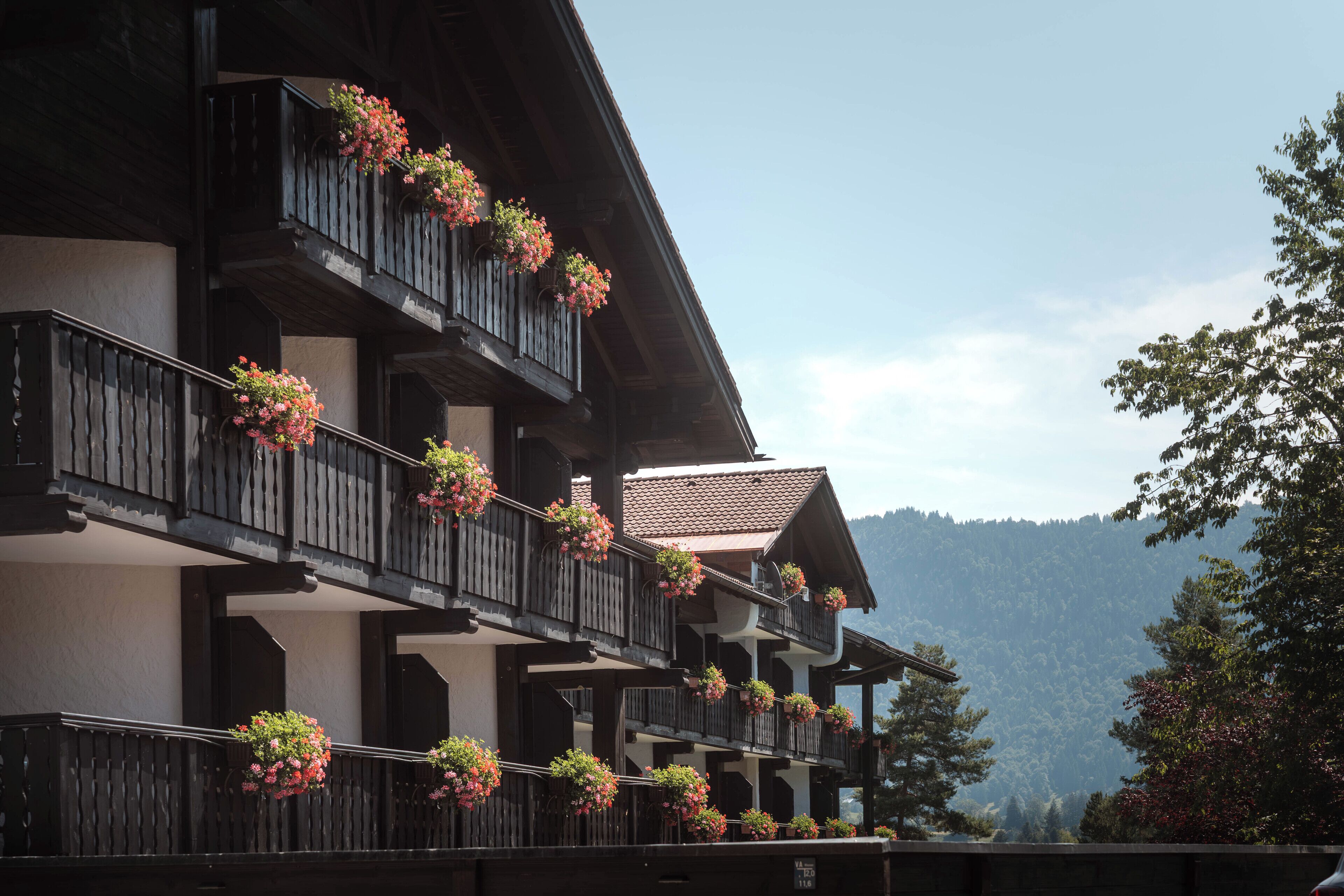 Un edificio de varios pisos con balcones decorados con macetas de flores.
