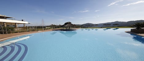 Inomhuspool, en sÀsongsöppen utomhuspool, parasoller och solstolar