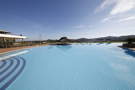 Piscina interna, piscina externa sazonal, guarda-sóis, espreguiçadeiras