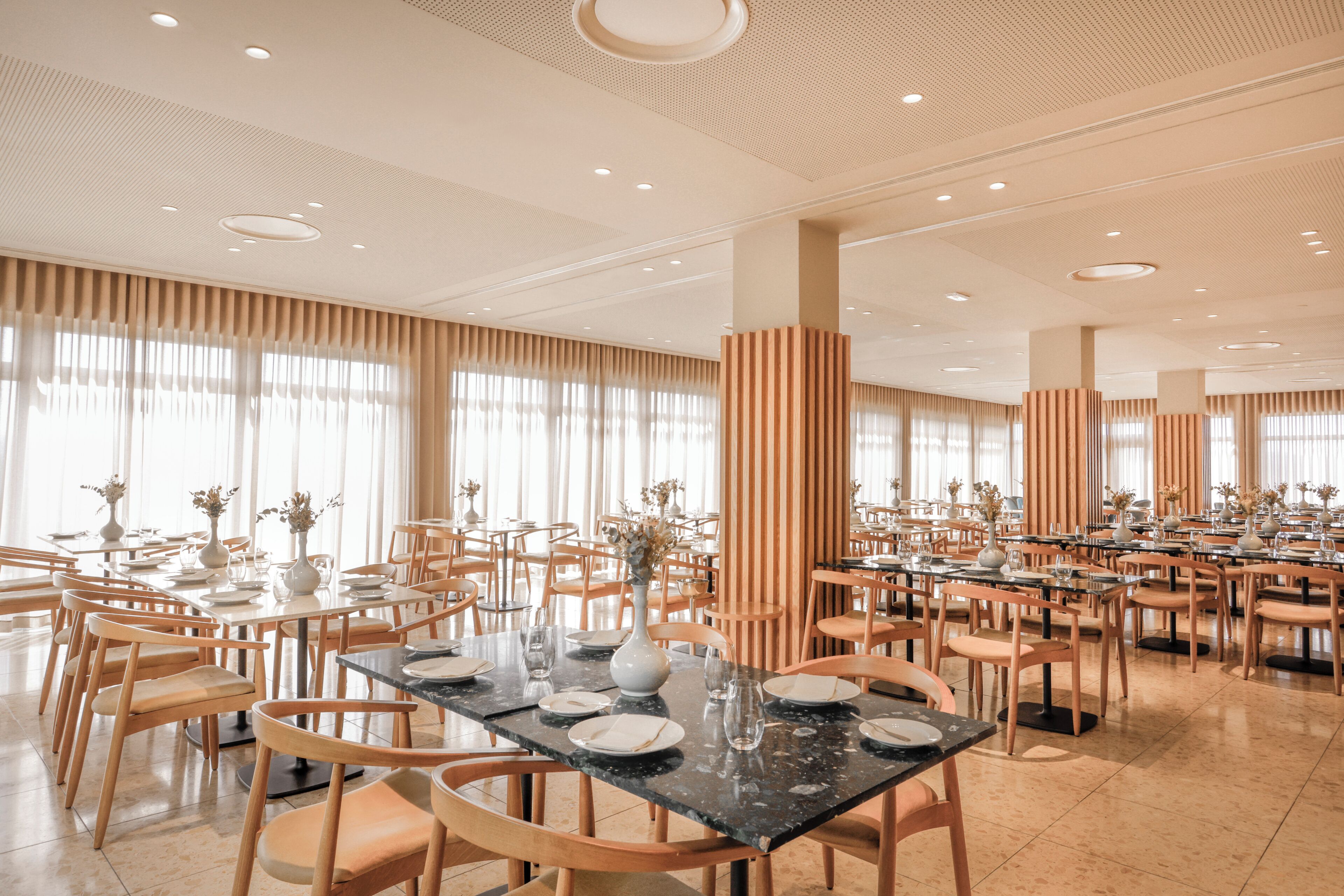 Mittagessen, Abendessen, regionale Küche, Blick auf den Pool 