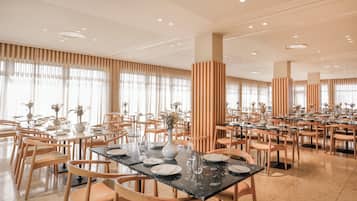 Mittagessen, Abendessen, regionale Küche, Blick auf den Pool