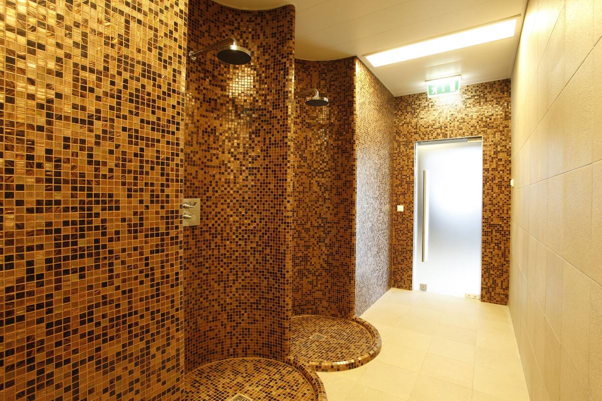 sauna, steam room, turkish bath/hammam, body treatments