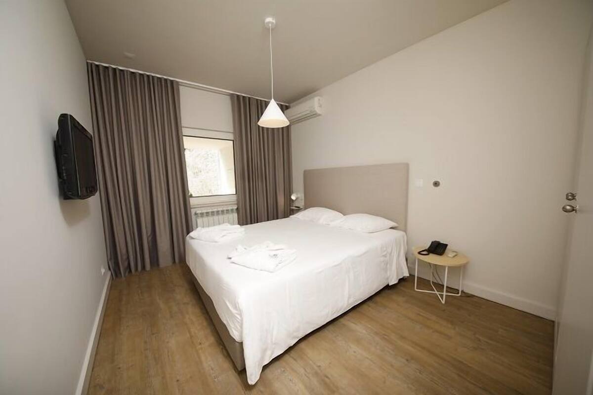 Premium-Apartment, 2 Schlafzimmer | Minibar, Zimmersafe, schallisolierte Zimmer, Bettwäsche