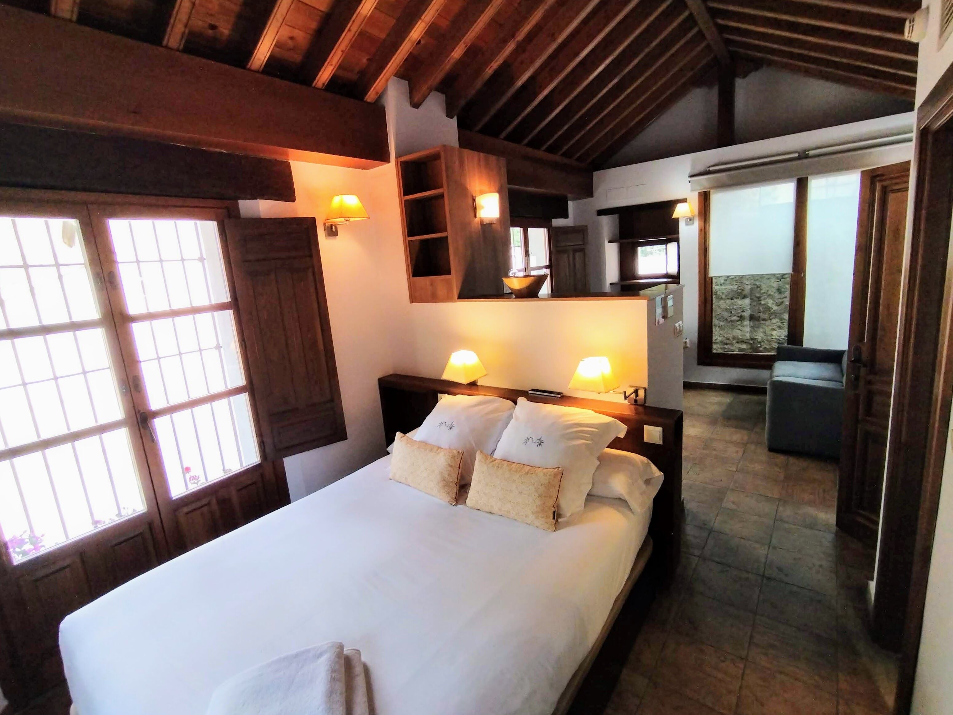 Estudio superior | Edredón y caja de seguridad en la habitación 