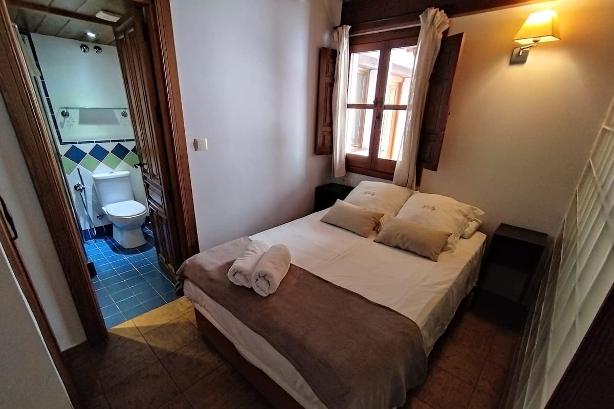 Studio Standar | 1 kamar tidur, selimut bulu angsa, brankas, dan ruang kerja ramah laptop