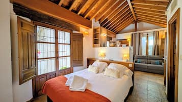 Superior Studio | Down duvets, in-room safe, laptop workspace, blackout curtains