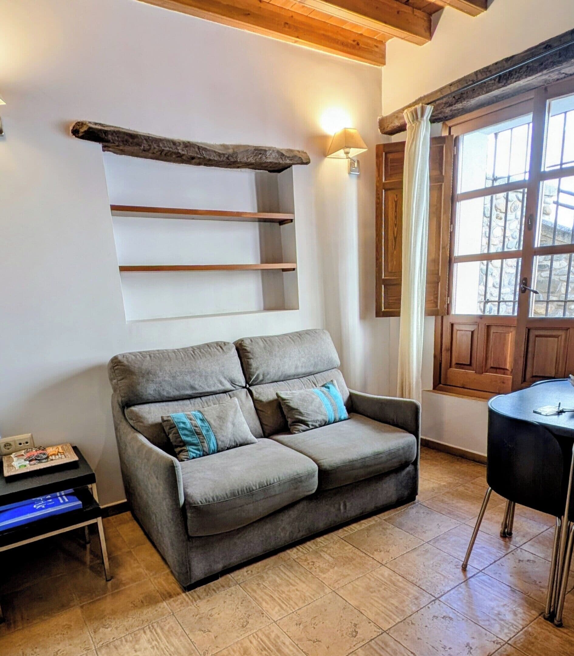 Standaard studio | Woonruimte | Een ledtelevisie